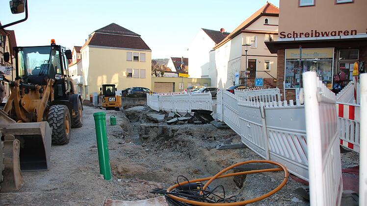 Die Bauarbeiten in der Bahnhofstraße sind mittlerweile an der Einmündung Dalbergstraße angekommen. Umso dringender muss eine Entscheidung über den Brunnen und die Gestaltung des Parkplatzes in der Wankelstraße getroffen werden.