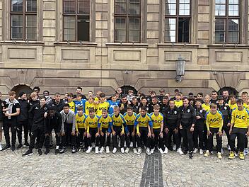 Unser Bild zeigt die Teams vom FC St. Pauli, FK Teplice und PAOK Saloniki beim Gruppenfoto vor dem Rathaus nach dem Empfang der Stadt Bad Kissingen.  Foto: Wolfgang Lutz