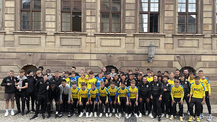 Unser Bild zeigt die Teams vom FC St. Pauli, FK Teplice und PAOK Saloniki beim Gruppenfoto vor dem Rathaus nach dem Empfang der Stadt Bad Kissingen.  Foto: Wolfgang Lutz