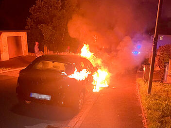 Bad Brückenau: Auto geht in Flammen auf - Feuerwehr verhindert Schlimmeres