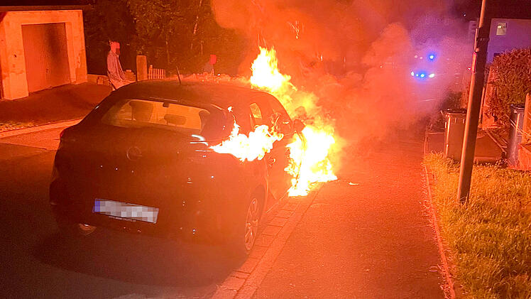 Bad Brückenau: Auto geht in Flammen auf - Feuerwehr verhindert Schlimmeres