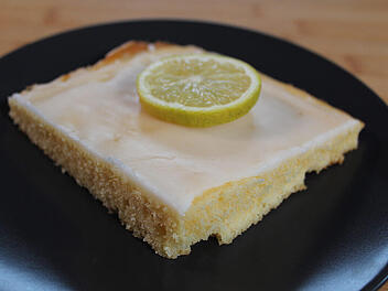 St&uuml;ck Zitronenkuchen vom Blech