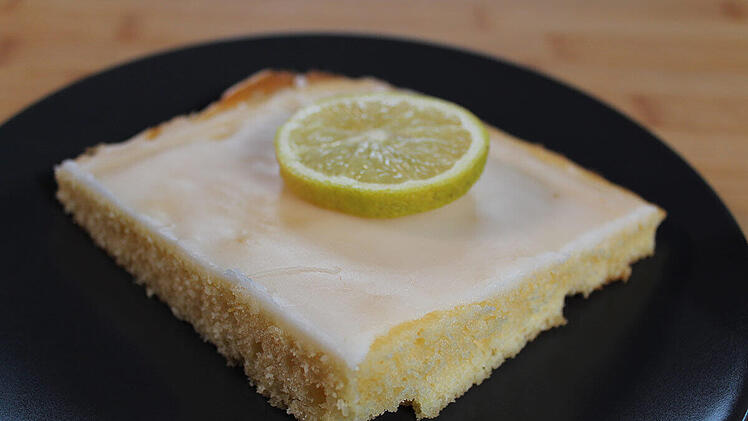 St&uuml;ck Zitronenkuchen vom Blech