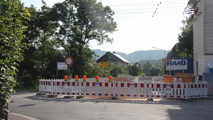6: In Stockheim will sie die Autos, die sich von der Baustelle in Haßlach stauen, über Wolfersdorf umfahren. Doch hier ist gesperrt.