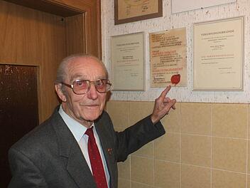 Alfred Wachs zeigt auf die Ehrenbürger-Urkunde. Fotos: Manfred Welker