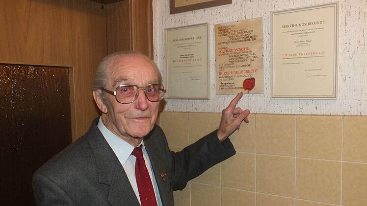 Alfred Wachs zeigt auf die Ehrenbürger-Urkunde. Fotos: Manfred Welker