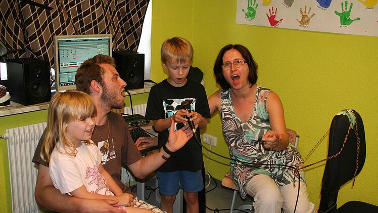 Im "Tonstudio der Kita" üben Arne Moritz und Anette Postolov mit Emma und Moritz den Dorfrockersong "Ich bin a Dorfkind". Fotos: Werner Vogel