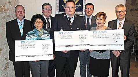 Die Neunkirchner Achsenfabrik (NAF) mit Ralf Sauer (r.), Erwin Urban (3.v.r.) und Helmut Wagner (l.) spendete für Rajaa Nadler (2.v.l.) und die Synagoge Ermreuth 500 Euro und an die Seniorenbeauftragte Gisela Norbach (2.v.r.) 1000 Euro. Bürgermeister Heinz Richter und Kommandant Robert Landwehr (3.u.4.v.r.) freuten sich über 10 000 Euro für die Freiwillige Feuerwehr Ermreuth.