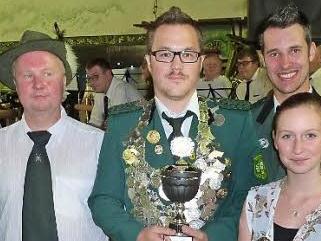 Der neue Regent bei den Stockheimer Schützen heißt Markus Müller (Mitte). Von links mit im Bild Vorsitzender Frank Oberkofler, Frank Eisenbeiß, Erster Ritter Michel Dückerhoff, Zweiter Ritter Stefanie Morand sowie Zweiter Vorsitzender Andreas Kohles.