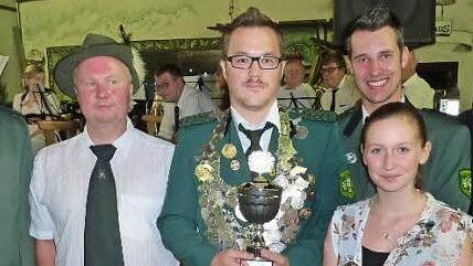 Der neue Regent bei den Stockheimer Schützen heißt Markus Müller (Mitte). Von links mit im Bild Vorsitzender Frank Oberkofler, Frank Eisenbeiß, Erster Ritter Michel Dückerhoff, Zweiter Ritter Stefanie Morand sowie Zweiter Vorsitzender Andreas Kohles.