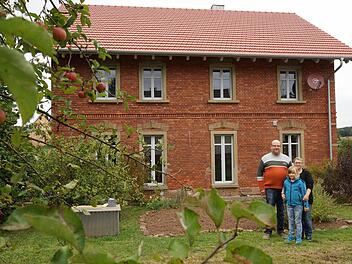 Nicole und Andreas Erhard stellen sich mit Tochter Amelie im Garten fürs Foto auf. Foto: Arkadius Guzy