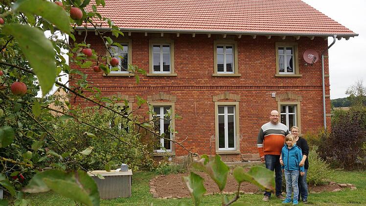 Nicole und Andreas Erhard stellen sich mit Tochter Amelie im Garten fürs Foto auf. Foto: Arkadius Guzy