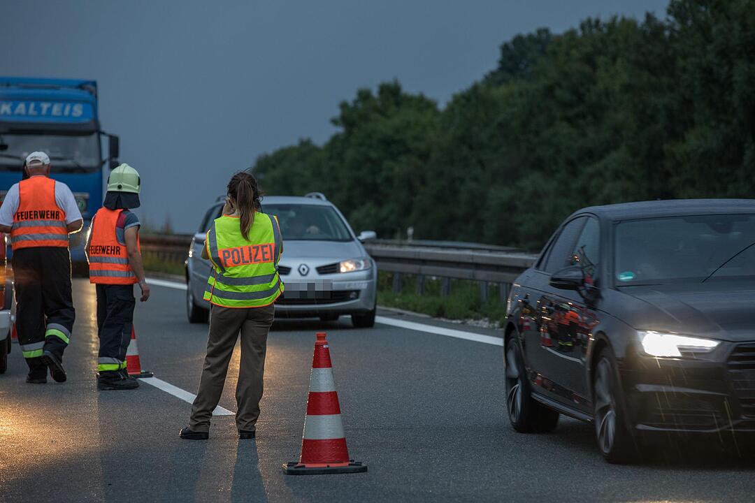 Auffahrunfall auf der A9 bei Allersberg: Lkws krachen ineinander – Bergungsarbeiten laufen