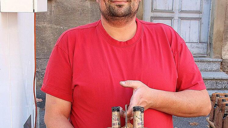 Bierspezialitäten von 13 Brauereien konnten die Besucher beim Herbstmarkt in Münnerstadt verkosten. Foto: Dieter Britz