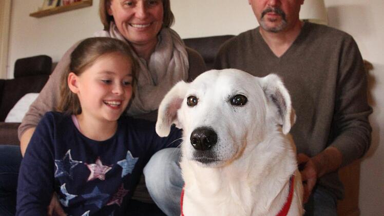 Ein Herz für Viktor: Emma, Christiane und Peter Stephan haben den einstigen Straßenhund in ihre Familie integriert.