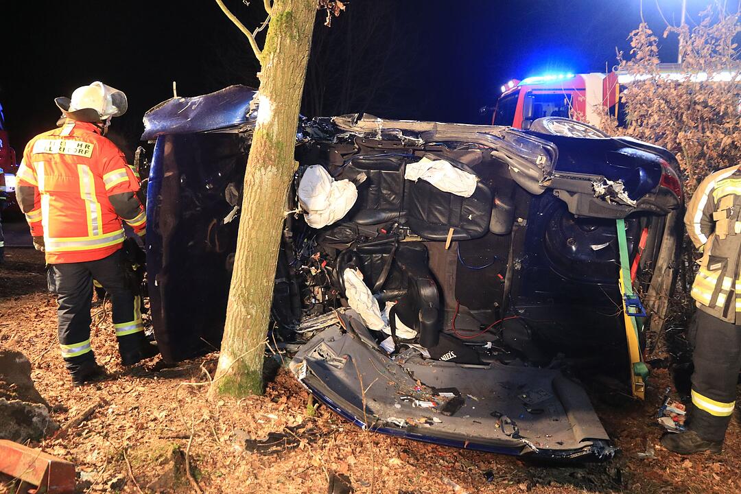 Schwerer Unfall in Hallerndorf: Junger Mann kracht mit Auto gegen Baum