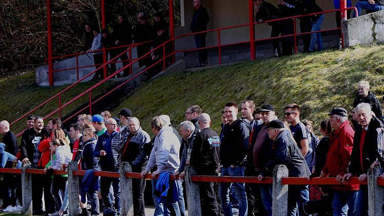 Die zahlreichen Zuschauer sahen ein sehr abwechslungsreiches Spiel der beiden Spitzenteams.