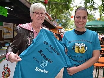 Renate Maier mit Tochter Carmen: Zum 40-Jährigen auf der Kerwa gab's vom Team T-Shirts als Geschenk.  Foto: Bernhard Panzer