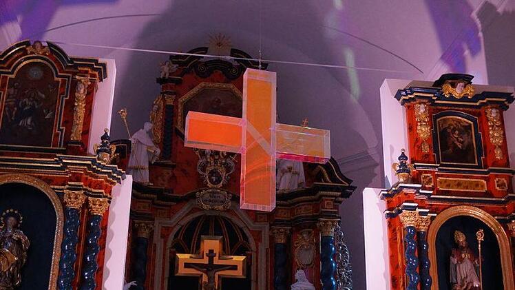 Faszinierend und immer wieder im wechselnden Licht  - so präsentiert sich das Lichtkreuz von Ludger Hinse in der Wallfahrtskirche am Volkersberg. Foto: Marion Eckert