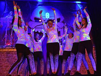 Die Jazztanzgruppe "Unipart" der Volkshochschule Wonfurt faszinierte gleich mit zwei tollen Tanzvorführungen.  Im Bild der "Farbentanz"  Ulrike Langer