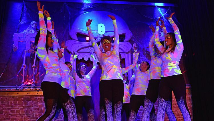 Die Jazztanzgruppe "Unipart" der Volkshochschule Wonfurt faszinierte gleich mit zwei tollen Tanzvorführungen.  Im Bild der "Farbentanz"  Ulrike Langer
