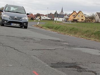 Die Straße zwischen Aisch und Lauf ist in einem schlechten Zustand. Nicht mehr lange. Foto: Christian Bauriedel