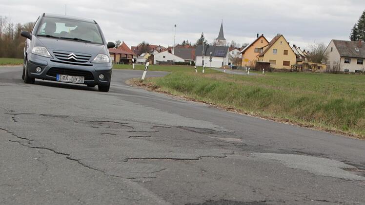 Die Straße zwischen Aisch und Lauf ist in einem schlechten Zustand. Nicht mehr lange. Foto: Christian Bauriedel