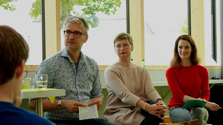 Dem Gespräch stellten sie Politikjournalist Sebastian Beck, die Programmleiterin der Stiftung Silke Zimmermann und SZ-Redakteurin Anna Günther (von links). Günther Geiling