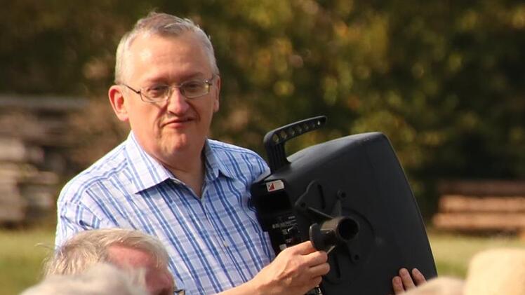 Günter Dippold ist als Vortragender und Referent  ständig in Oberfranken unterwegs, hier während einer Exkursion des Geschichtsvereins CHW auf dem Staffelberg.  Foto: Matthias Einwag