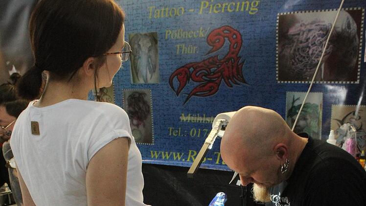Falsche Scham trifft man auf Tattoomessen für gewöhnlich nicht an. Foto: Markus Häggberg