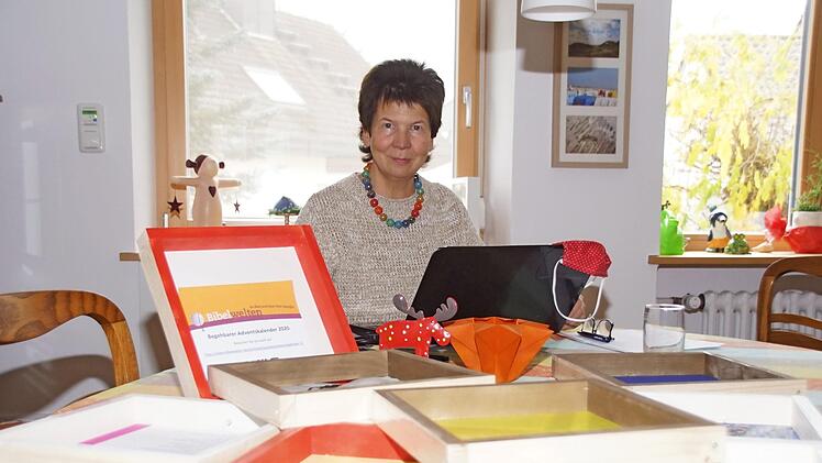 Viel Organisationsarbeit hat Antje Eickhoff in den kontaktlosen Adventskalender des ökumenischen Vereins "Bibelwelten" in Haßfurt gesteckt. Die ersten Bilder sind bereits bei ihr eingetroffen und werden sich bis Heiligabend zu einem großen Ganzen am Unteren Turm formen.