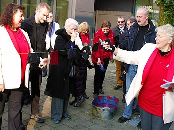 Ihre gewaschenen Geldbeutel hängten die trauernden Höchstadter Fosänachter zum Trocknen auf. Foto: Andreas Dorsch