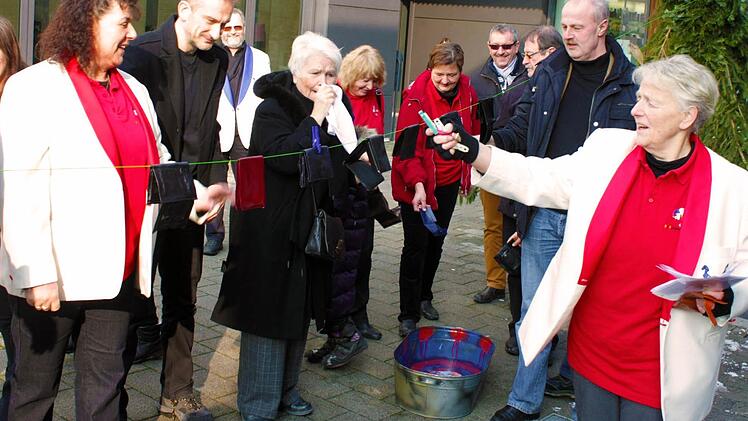 Ihre gewaschenen Geldbeutel hängten die trauernden Höchstadter Fosänachter zum Trocknen auf. Foto: Andreas Dorsch