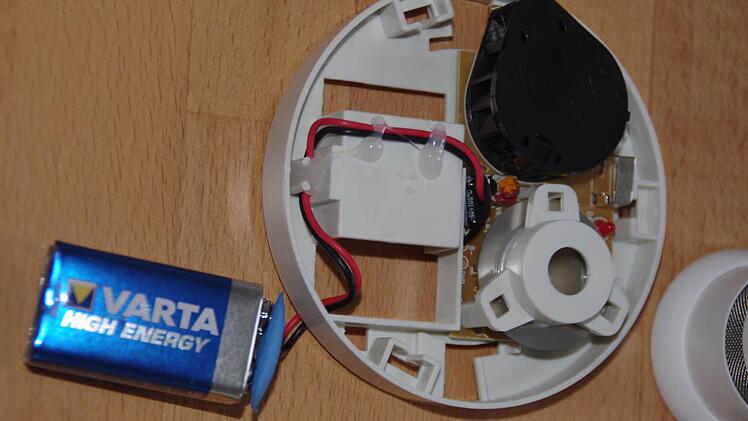 Das Innere eines Rauchmelders: Rechts unten ist die so genannte Rauchkammer zu erkennen. Wenn sich darin kontinuierlich Rauch fängt, löst das Gerät seinen schrillen Alarmton aus.