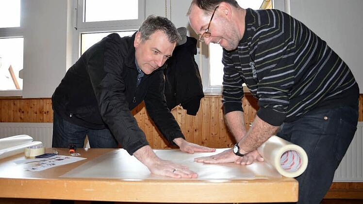 Auch Pfarrer Göttke packt mit an, soweit es seine Zeit zulässt. Paul Schug organisiert die Einrichtung des katholischen Pfarrheims, wo in den nächsten Jahren die Gottesdienste gefeiert werden. Foto: Berthold