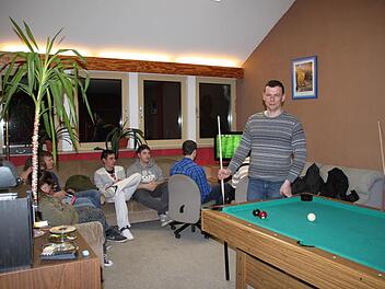 Dimitri Antonov mit seinen Jungs im Jugendzentrum: "Wir sind in Wildflecken eine große Familie." Fotos: Ulrike Müller