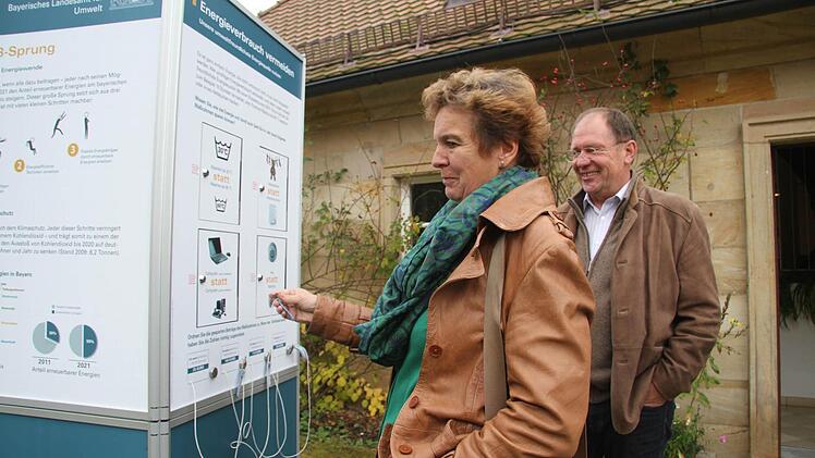 Durch Verzicht auf den Wäschetrockner lassen sich im Jahr 125 Euro sparen, informieren sich Gisela und Reinhard Rosenbusch und staunen.