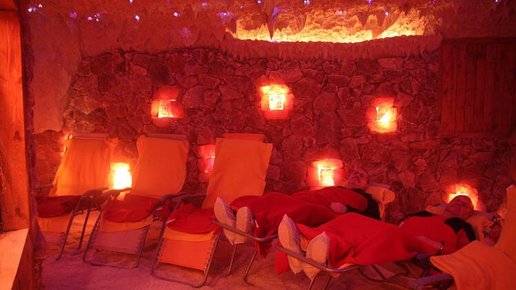 Bei entspannender Musik dösen die Herren vor sich hin...