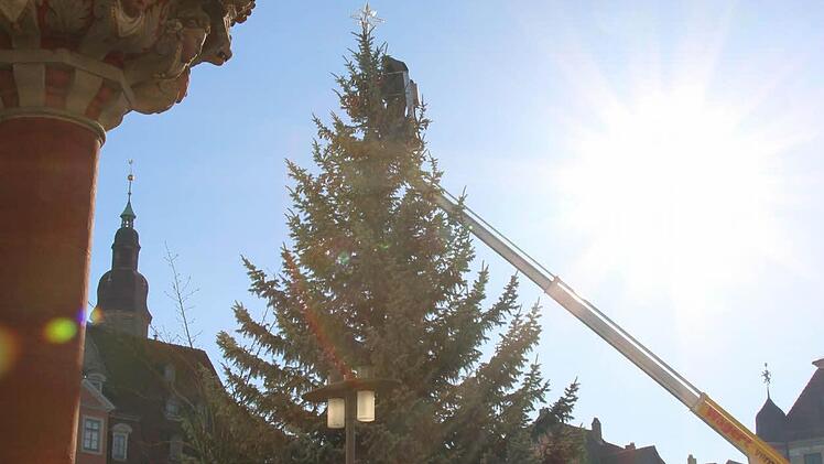 Impressionen vom Aufbau des Baumes auf dem Coburger Weihnachtsmarkt.Foto: Jochen Berger