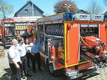 Das neue Fahrzeug der Feuerwehr Nurn und dessen Ausstattung stießen bei den Besuchern auf reges Interesse. Foto: Hans Franz