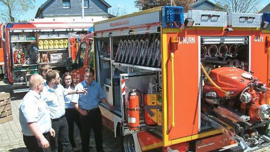 Das neue Fahrzeug der Feuerwehr Nurn und dessen Ausstattung stießen bei den Besuchern auf reges Interesse. Foto: Hans Franz
