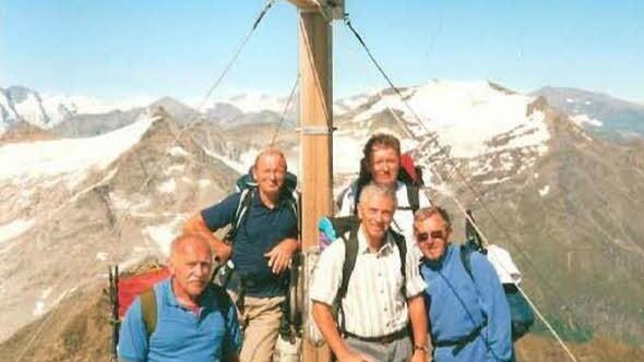 Im Jahr 2000 weilte die Gruppe im Gasteiner Tal und erklomm das Schareck. Unter dem Gipfelkreuz versammelten sich die fünf Teilnehmer mit (vorne von links) Günther Greubel, Klaus Waltinger und Reinhold Zwirlein sowie (hinten links) Helmut Kuhn und Manfred Kaiser. Foto: AH TSV Ebenhausen