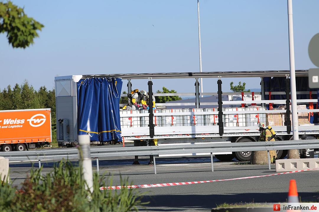 Explosionsgefahr im Kreis Hof: Aufgeheizter Gefahrguttransporter droht zu explodieren
