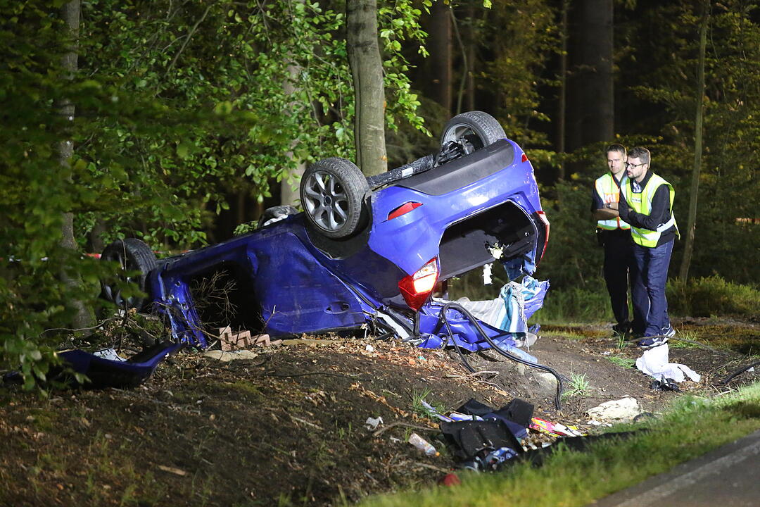 Auto überschlägt sich im Kreis Bayreuth – zwei junge Frauen sterben