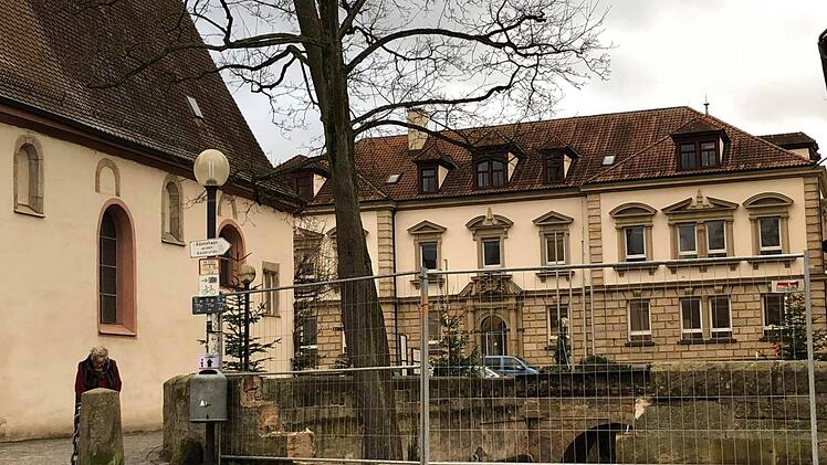 Ein Zaun am Kaiserpfalz-Graben sichert die Stelle, wo ein Unbekannter am 27. Dezember ein Stück der Mauer abgerissen hat. Foto: p