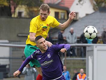Bei einem Gast wie dem W&uuml;rzburger FV ist die Erfahrung eines Johannes Jessen (hinten) noch mehr gefragt. Unser Bild zeigt den DJK-Verteidiger im Duell mit Robin Renner vom FCE.  Foto: sportpress