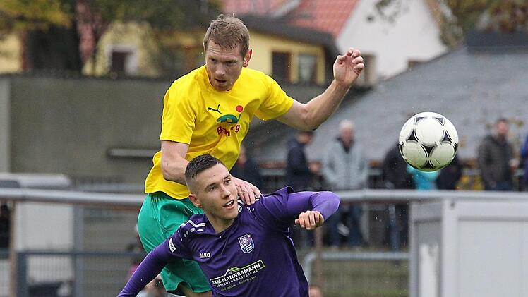 Bei einem Gast wie dem W&uuml;rzburger FV ist die Erfahrung eines Johannes Jessen (hinten) noch mehr gefragt. Unser Bild zeigt den DJK-Verteidiger im Duell mit Robin Renner vom FCE.  Foto: sportpress