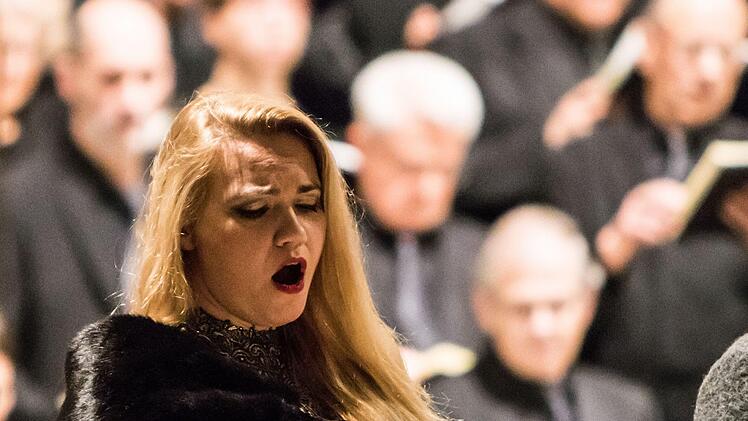 Eine eindringliche Aufführung von Giuseppe Verdis Requiem erlebten zahlreiche Zuhörer in der Coburger Morizkirche: Olga Shurshina (Sopran).Foto: Jochen Berger