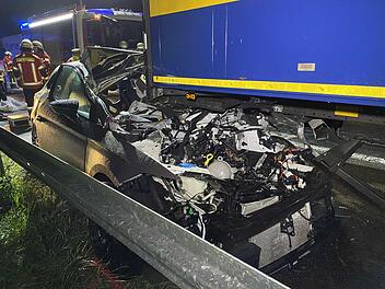 Seat schiebt sich unter Lastwagen: 22-j&auml;hrige Fahrerin &uuml;berlebt den Unfall nicht