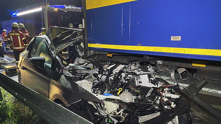 Seat schiebt sich unter Lastwagen: 22-jährige Fahrerin überlebt den Unfall nicht